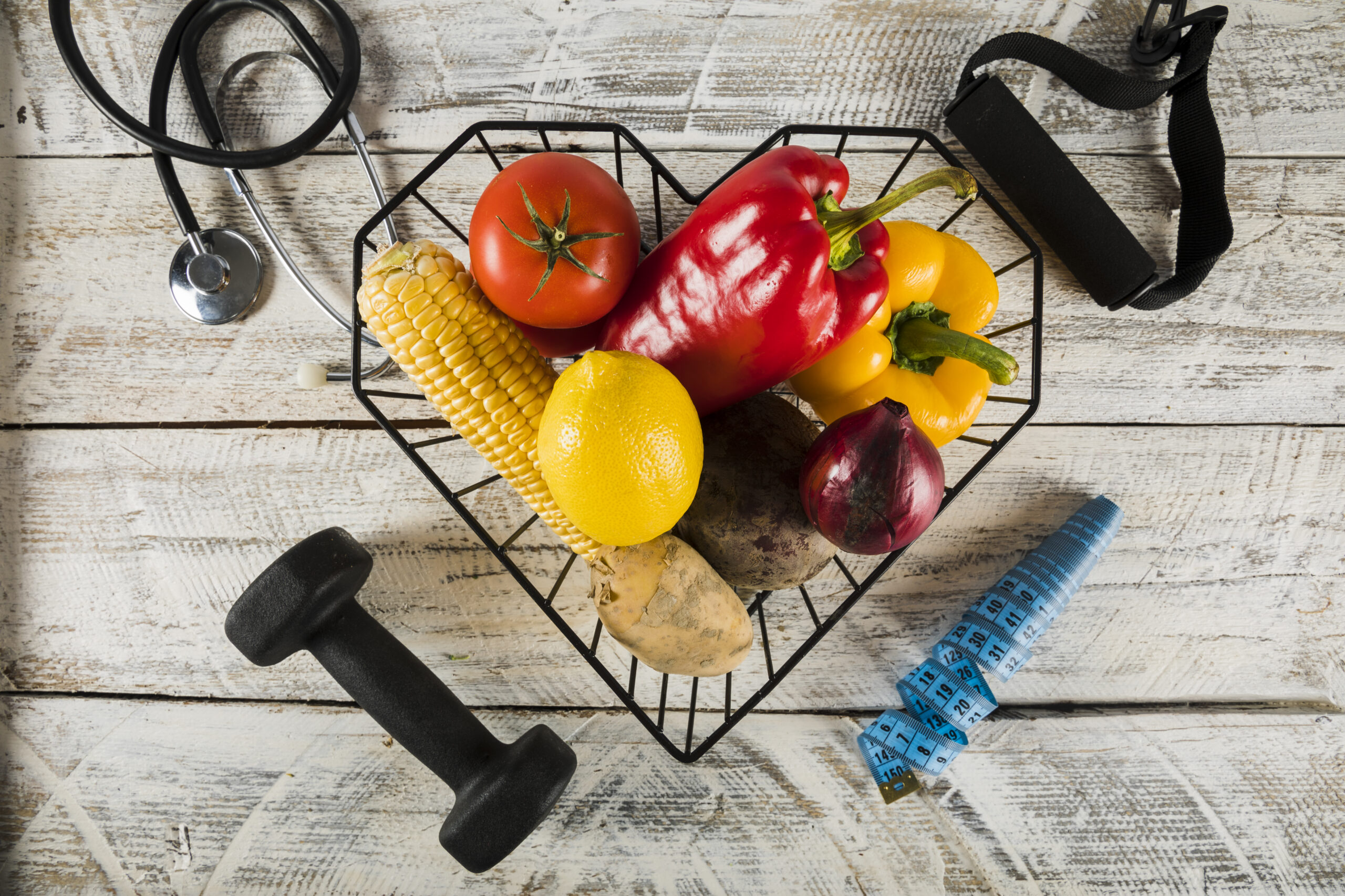 Verduras Frescas Rodeadas De Equipos De Fitness Estetoscopio Y Cinta Metrica